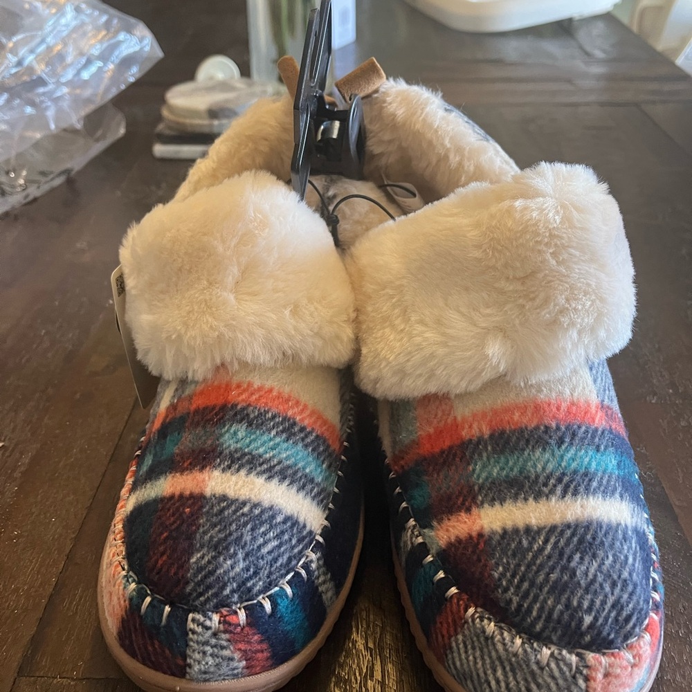 Dearfoams Multicolor Plaid Slippers with Faux Fur NWT - Picture 2 of 6
